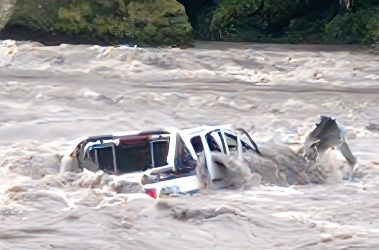 Una camioneta con varios pasajeros cayó a las correntosas aguas del río Kumbatza, en el Oriente ecuatoriano.