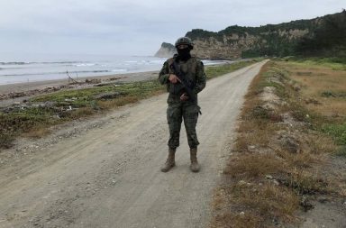 Una pista de aterrizaje clandestina y armas de fuego encontraron varios militares que patrullan a diario en el cantón Puerto López.