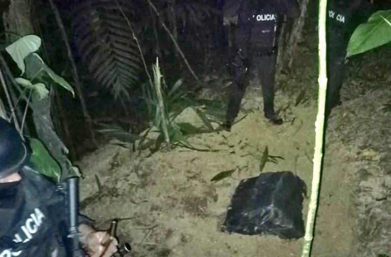 Una tonelada de droga  fue hallada e incautada en una playa ubicada en una zona rural de Manta, informó la Policía.