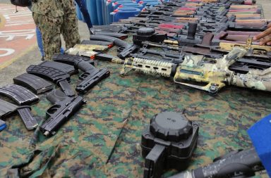 Un total de 51 fusiles de largo alcance, tres pistolas y algo más de 1.200 galones de gasolina se incautaron en la parroquia Crucita, de Portoviejo.