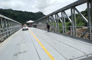Noboa entrega un puente sobre el río Lelia.