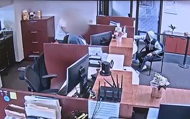 ladrón usó el traductor para robar en un banco
