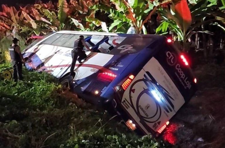 Cuatro personas mueren y 22 resultan heridas por vuelco de bus en El Oro