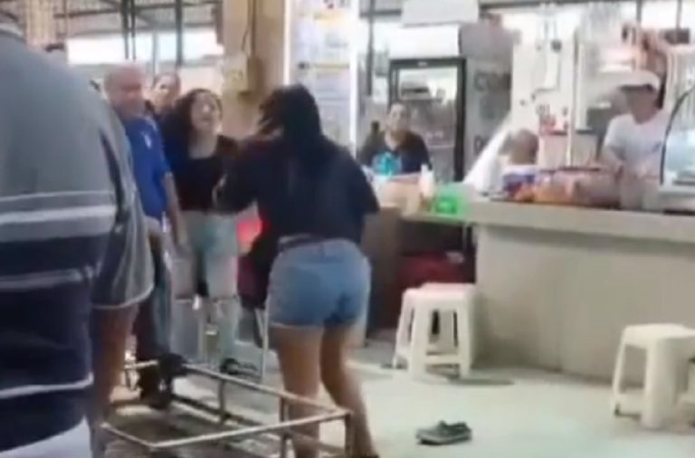 Dos mujeres pelean en el mercado Caraguay de Guayaquil