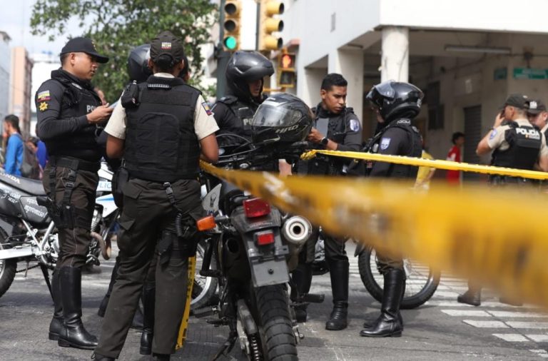 En el centro de Guayaquil un delincuente le disparó en el pecho a una mujer, quien puso resistencia mientras era asaltada.