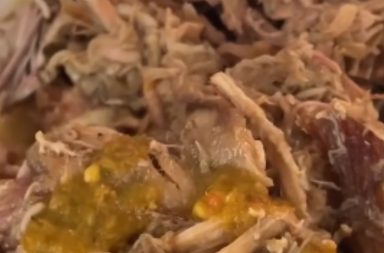 Encuentra gusanos en su plato y publica un video viral.