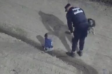 Policías que realizaban un patrullaje de rutina hallaron a un bebé de un año gateando por una calle de tierra, completamente solo.