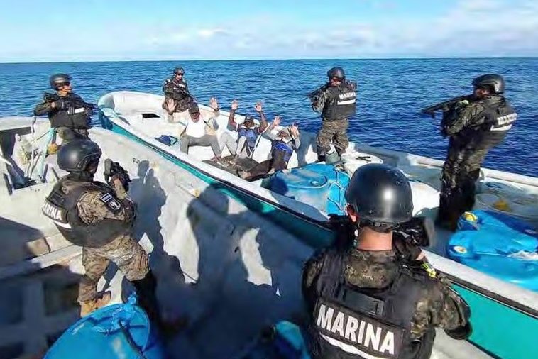 Seis extranjeros, entre ellos un ecuatoriano, fueron detenidos en altamar por miembros de la Marina de El Salvador.