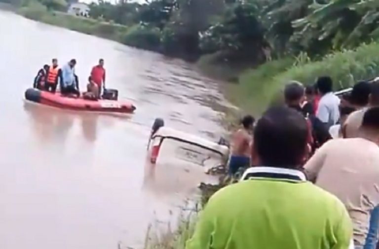 Tres personas murieron al caer una furgoneta en un río de Yaguachi