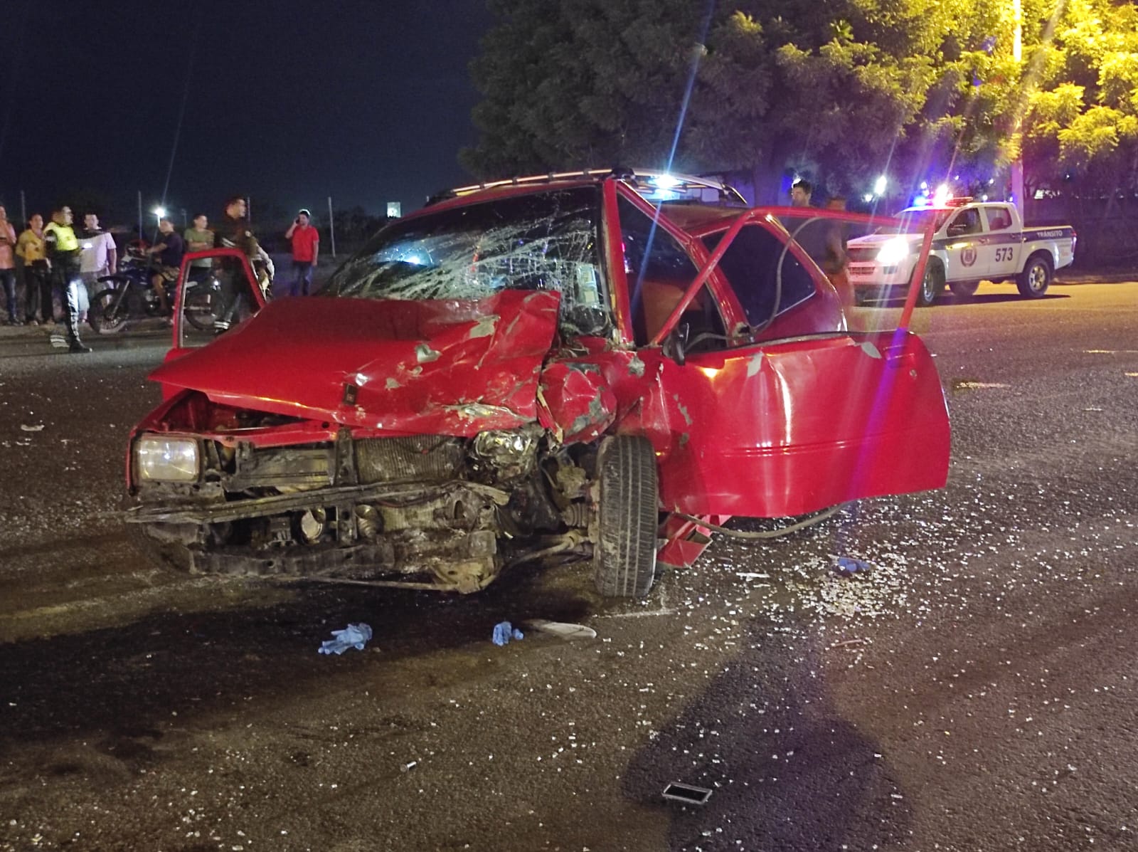 A collision between two automobiles left one useless and two injured in Manta