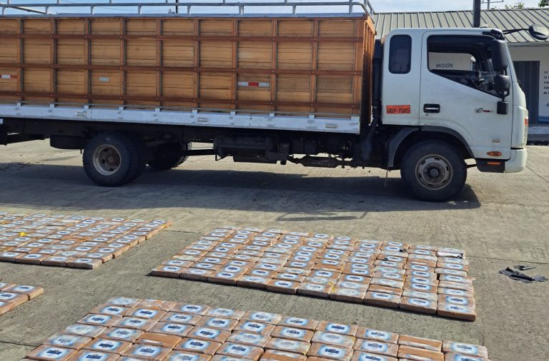 Incautan cocaína en camión, sector Charapotó
