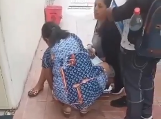 una mujer dio a luz en la puerta del hospital