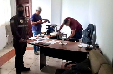 agentes detenidos tras allanamientos en Manabí