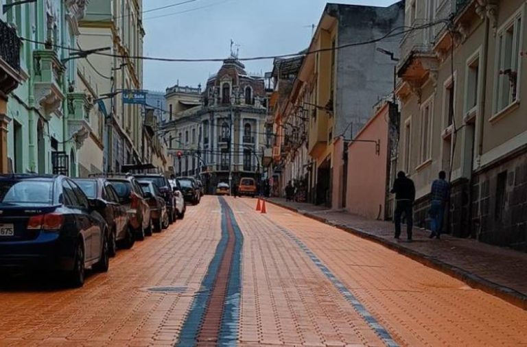 por qué la calle esta pintada de amarillo en el centro histórico
