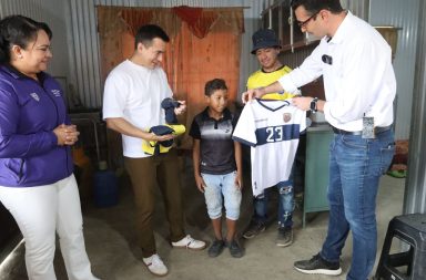 Directora del MIES, Aurora Valle, ministro Andrés Guschmer, y Presidente Daniel Noboa, entregan bono a padre viudo y su hijo