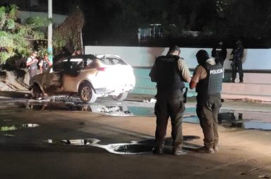 Sujetos quemaron un carro luego de un atentado en Manta