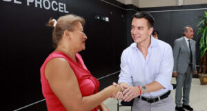 Presidente Daniel Noboa con una de las usuarias del Hospital Matilde Hidalgo Procel (Presidencia de Ecuador)_