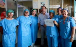 Presidente Daniel Noboa junto con el personal del Hospital Matilde Hidalgo de Procel (Presidencia de Ecuador)