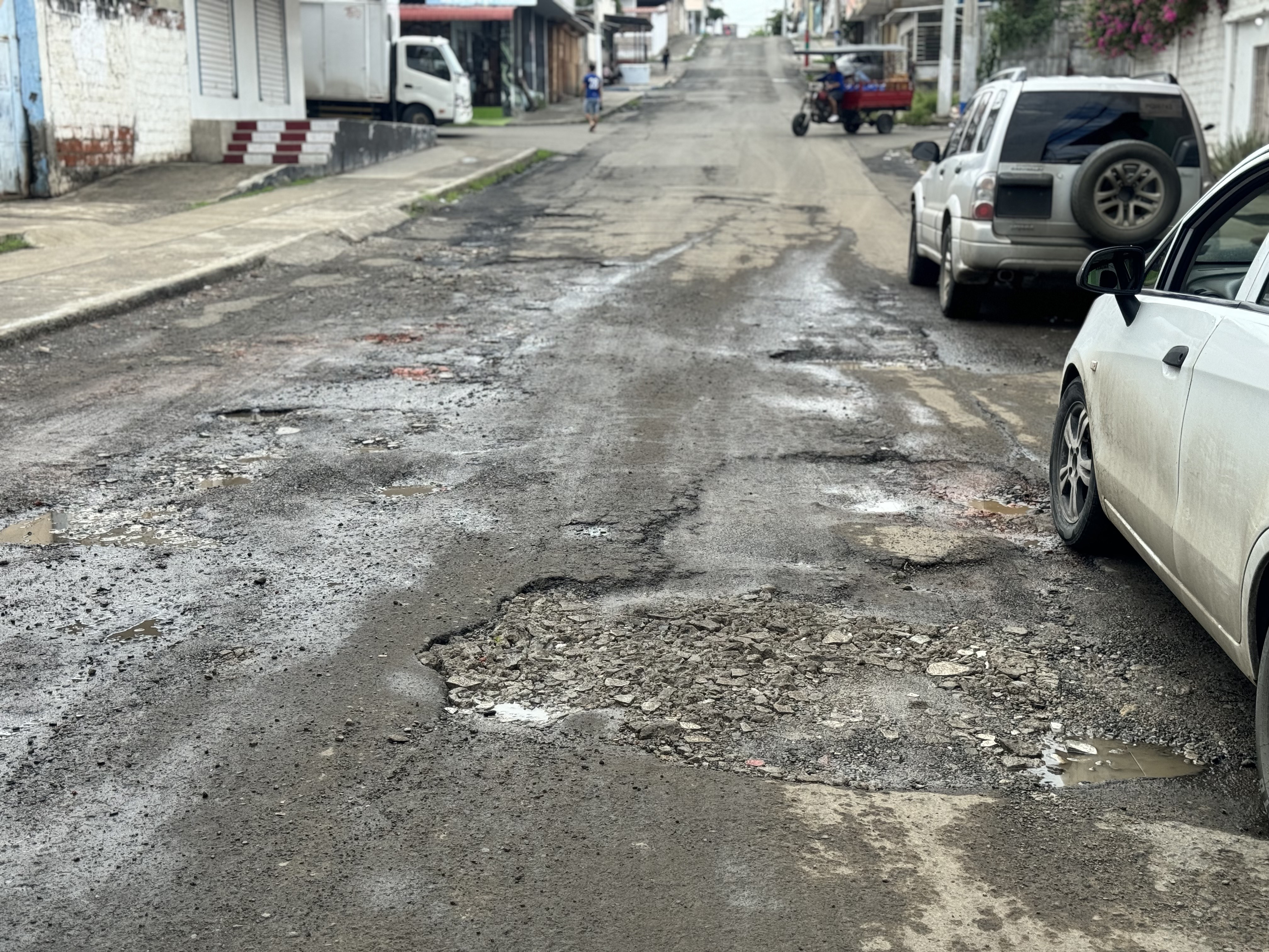 Calle 17 y av. 24 y 25 llena de huecos