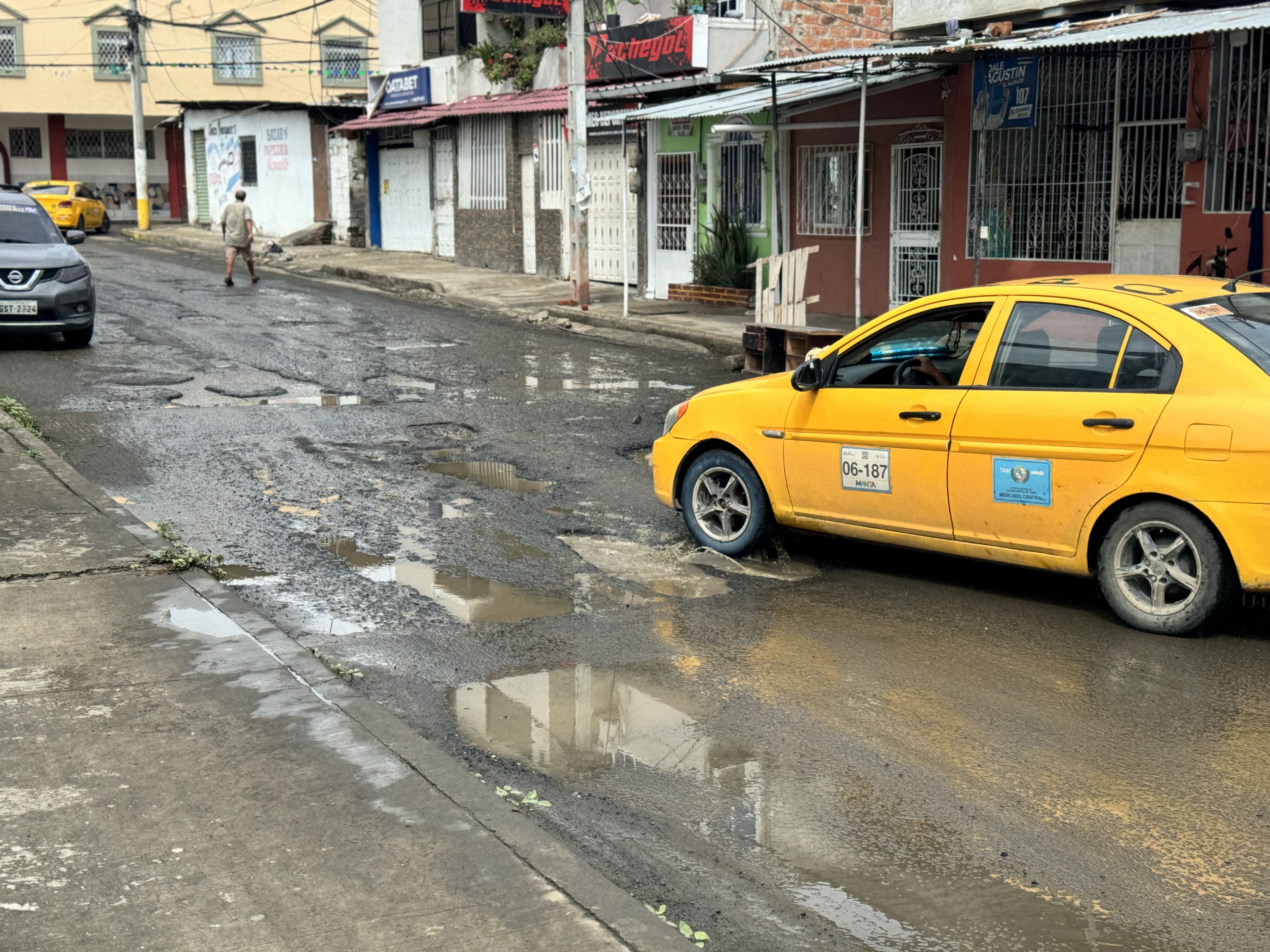 Un taxi pasa por la calle Venezuela