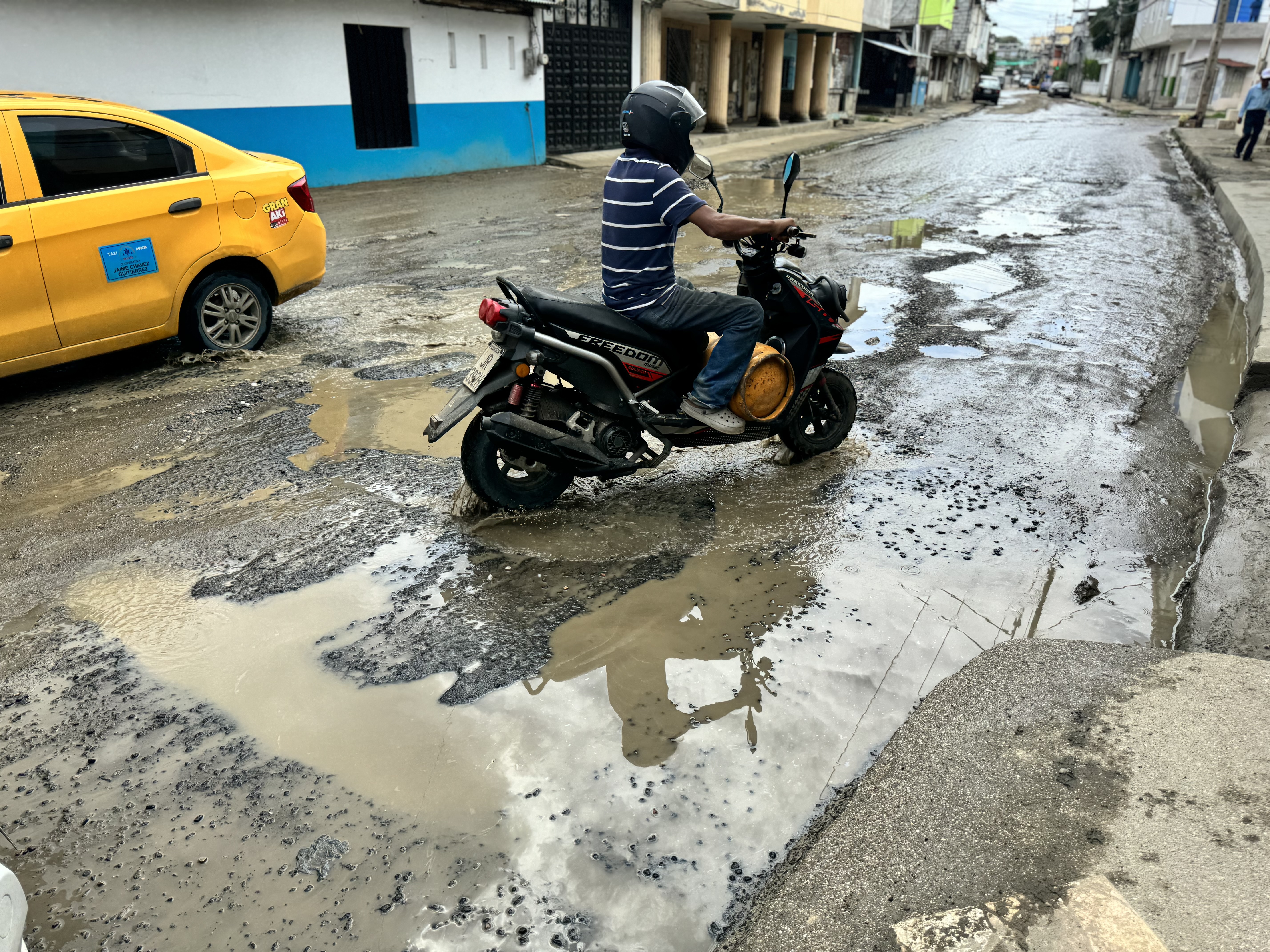 Una moto intenta pasar en la calle Primero de Enero