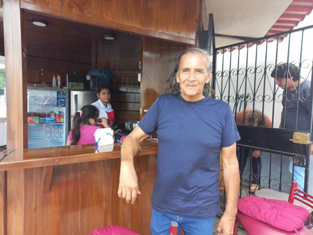 Tito Macías Cevallos en los exteriores de un negocio familiar.