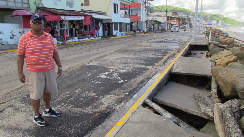 OLEAJE AFECTA AL MALECON DE CRUCITA (1)
