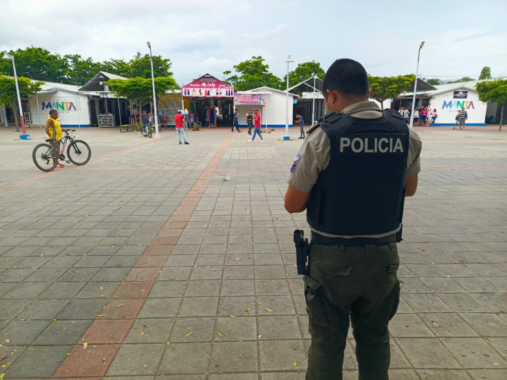 Dos hombres resultaron heridos en un ataque a balas. Uno es víctima colateral, dijo la Policía.