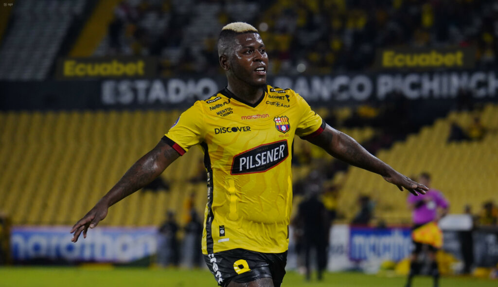 Gabriel el "Loco" Cortez marcó el primer gol de Barcelona, ante Delfín. Se jugó en el estadio Monumental.