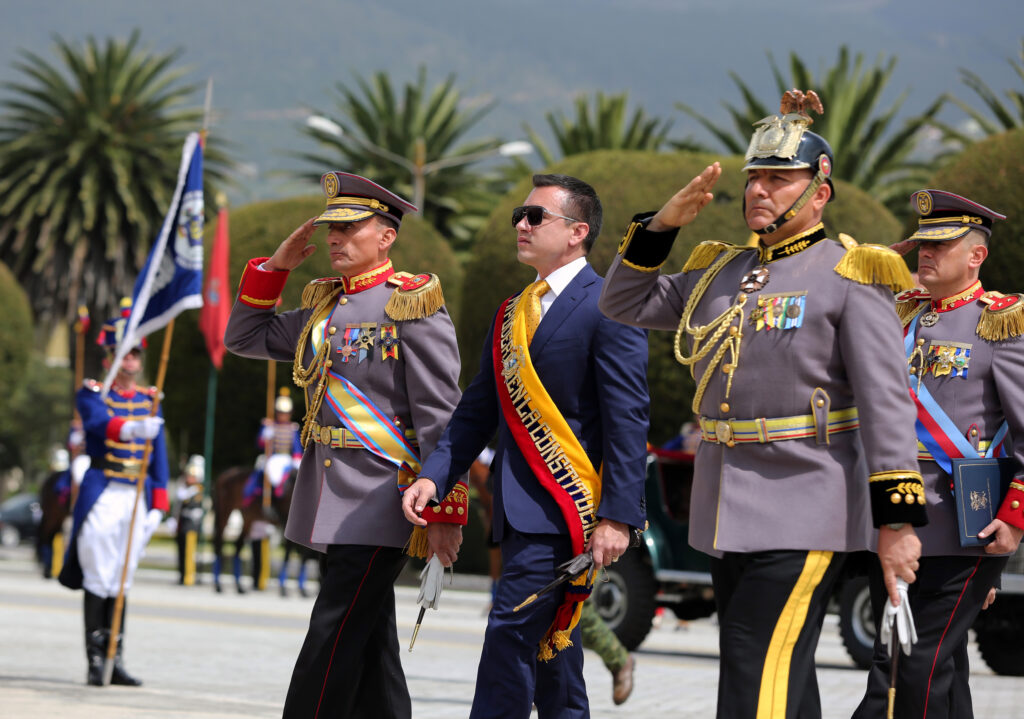 El Gobierno invertirá en bonos destinados a policías y militares en servicio activo.