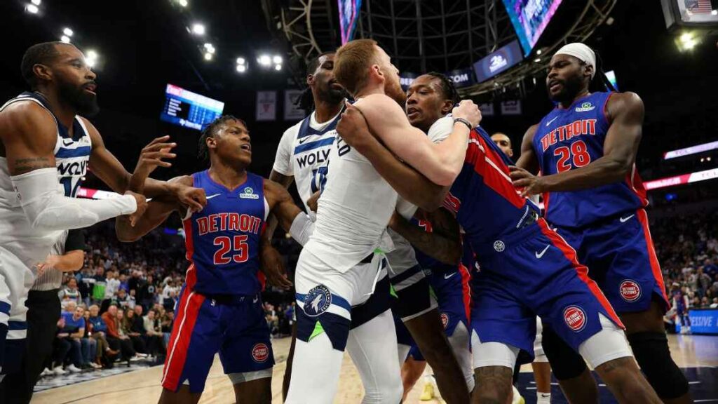 Cinco jugadores y dos entrenadores fueron expulsados ​​tras una pelea en el segundo cuarto del partido de los Minnesota Timberwolves contra los Detroit Pistons