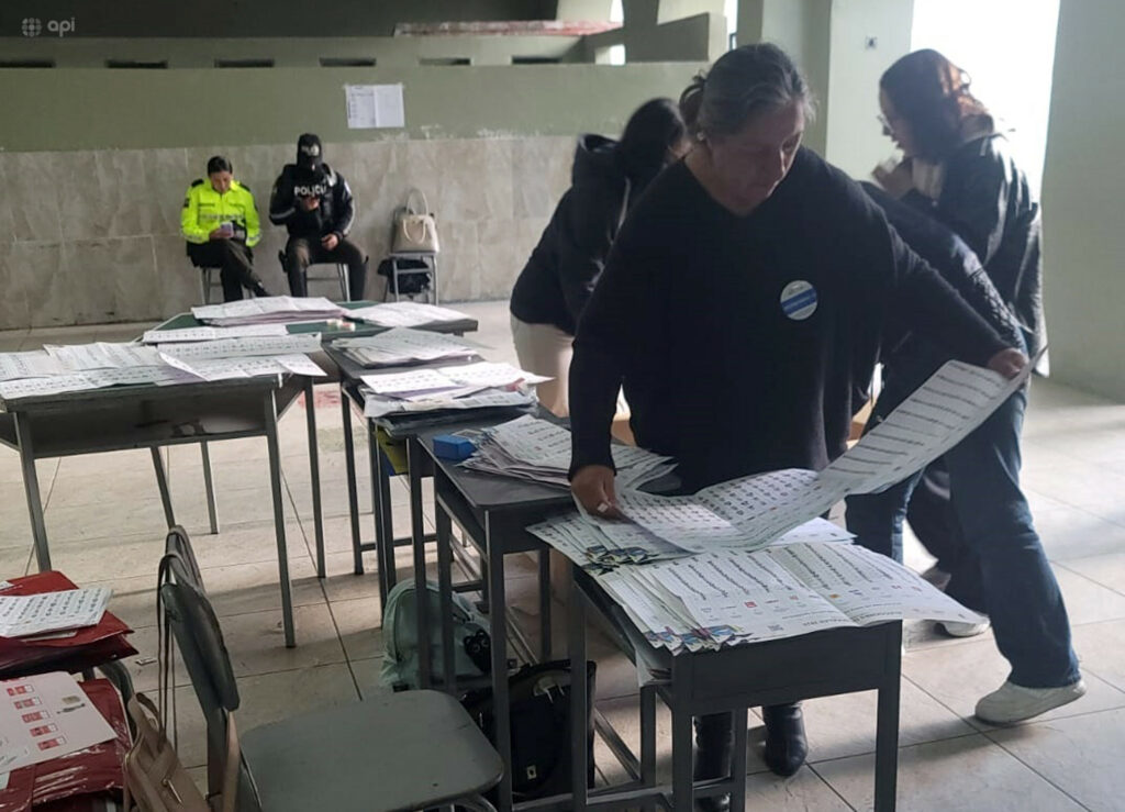 Juez del TCE solicita pronunciamiento de la Corte Constitucional sobre prohibición de celulares en elecciones