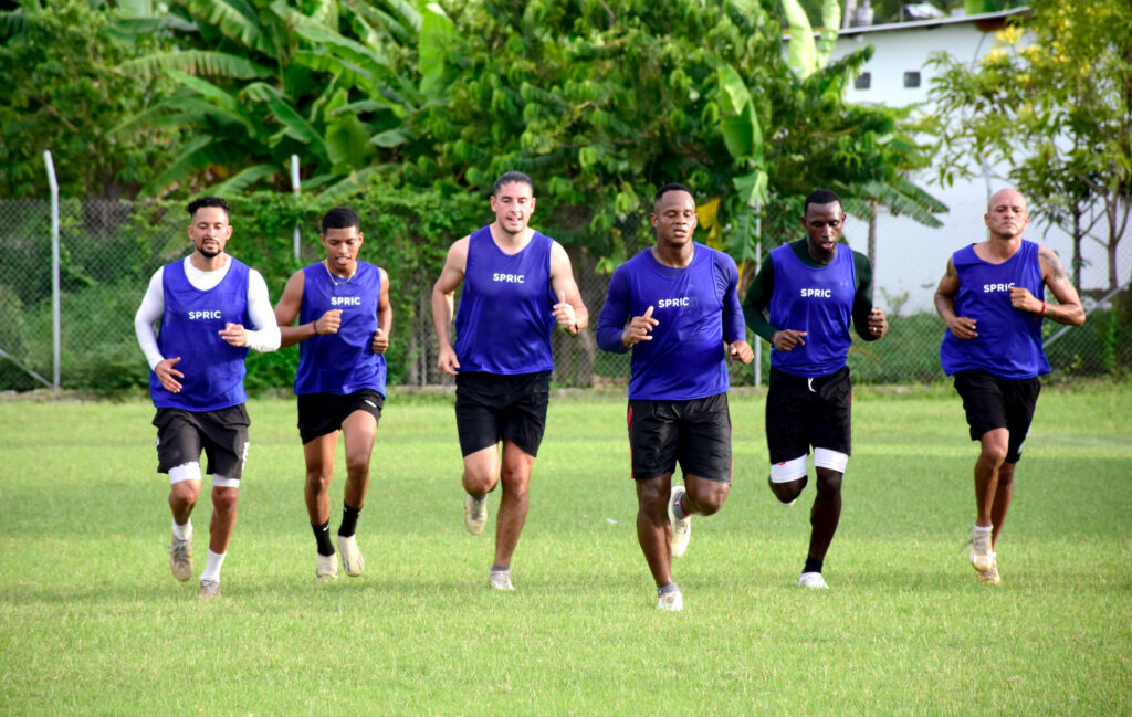 Jugadores de Liga de Portoviejo entrenando previo a la pretemporada.