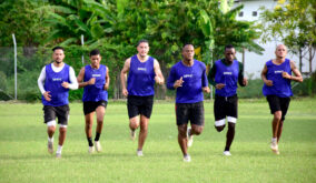 Jugadores de Liga de Portoviejo entrenando previo a la pretemporada.