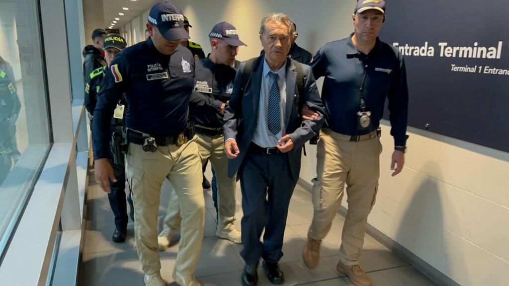 Justicia colombiana ordena la liberación del exnarcotraficante Carlos Lehder, exjefe del cartel de Medellín.