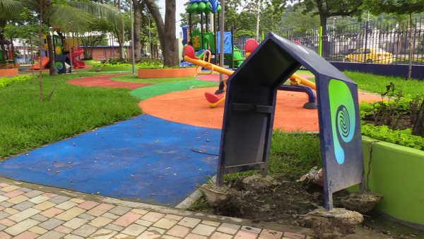 Roban tachos de basura en el recién regenerado parque Cayambe.
