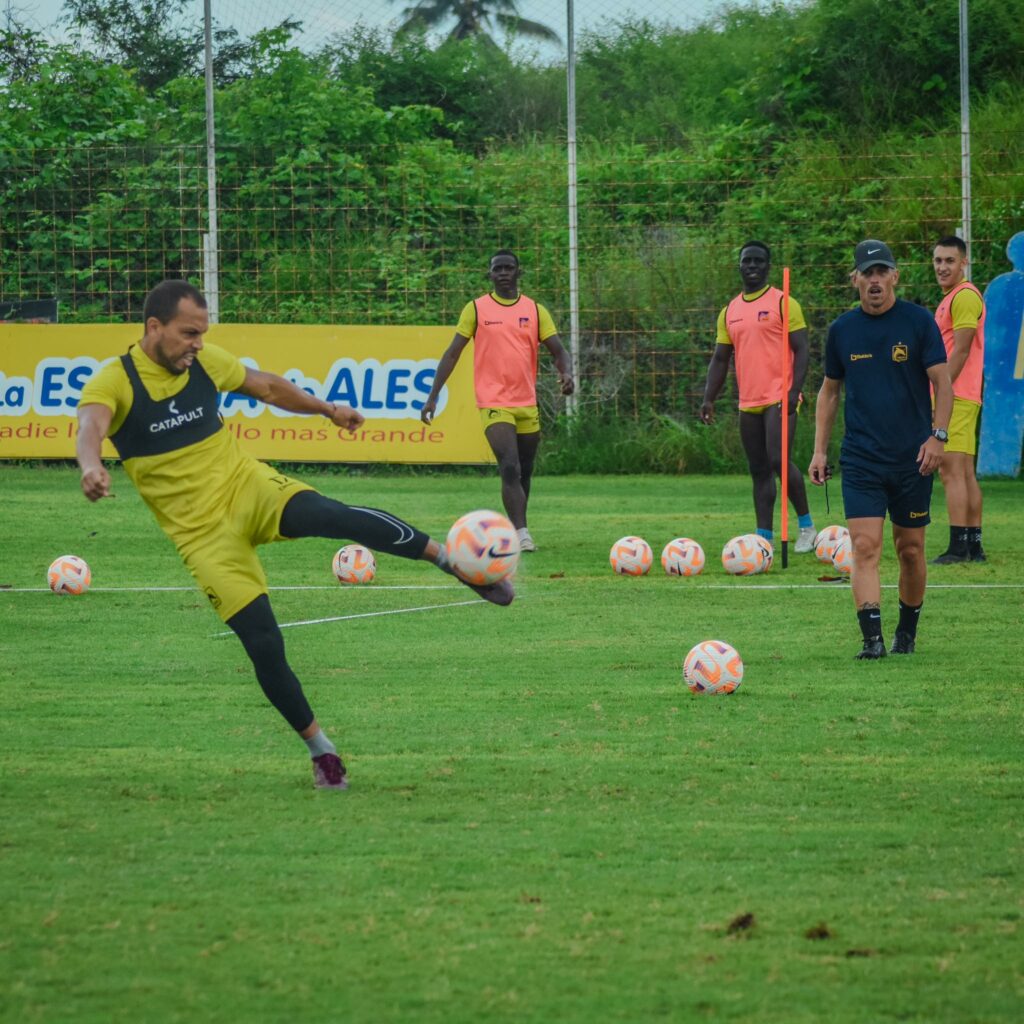 Édison Vega, jugador de Delfín