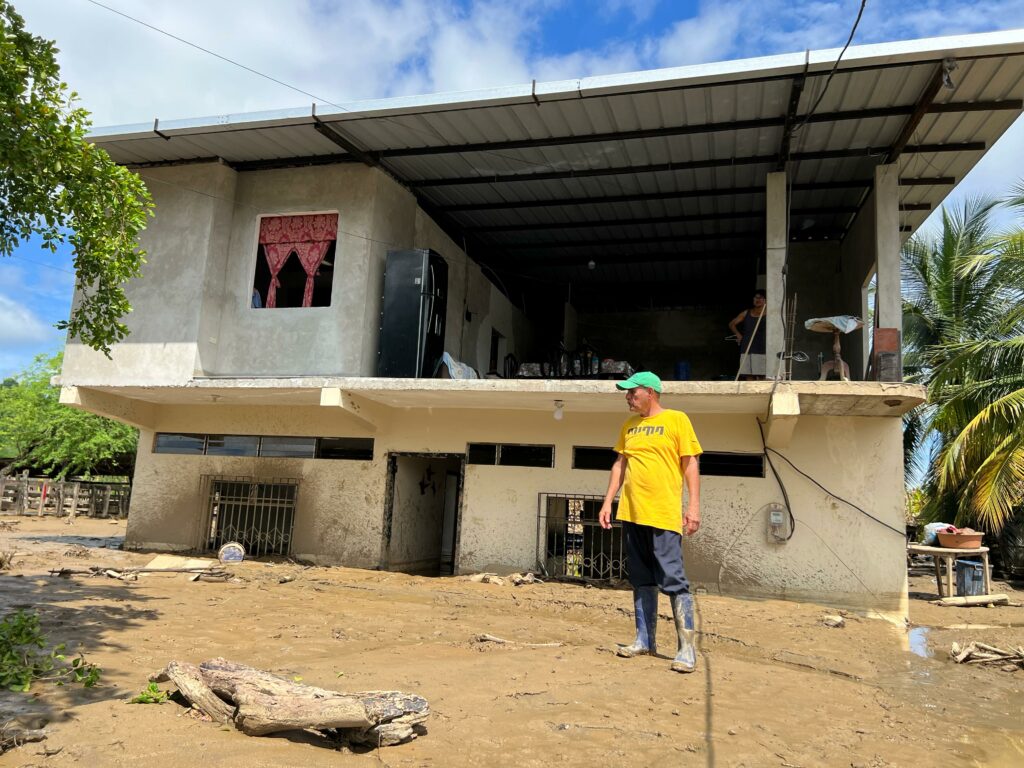 Desolación en El Mate: familias abandonan sus hogares tras inundaciones