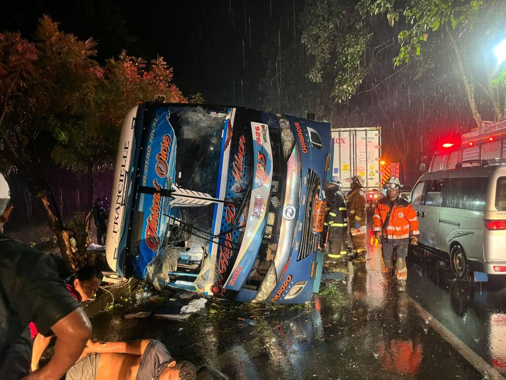 accidente-vía-a-la-costa-bus-se-vuelca-y-cobra-siete-vidas