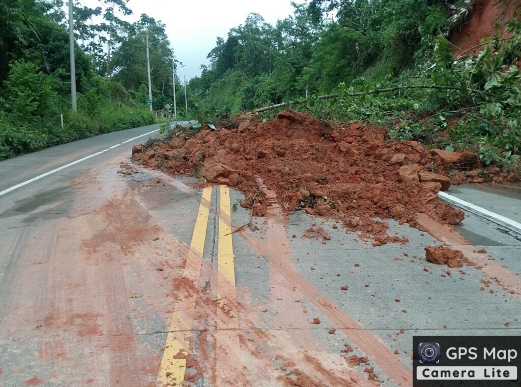 deslizamiento-inhabilita-carril-en-via-carmen-flavio-alfaro