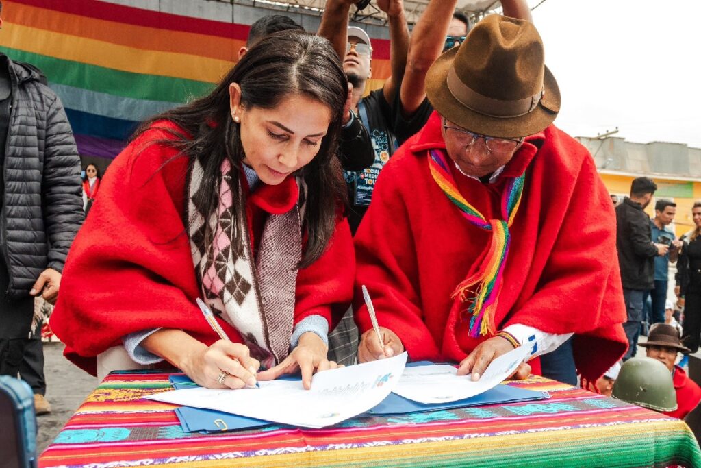 Guillermo Churuchumbi, coordinador nacional de Pachakutik, y Luisa González, firmaron este domingo un acuerdo programático con 25 puntos.