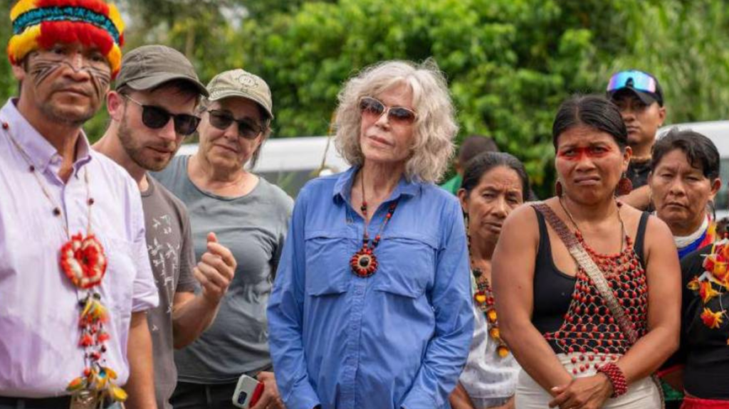 Jane Fonda visita la Amazonía ecuatoriana para constatar daños de la explotación petrolera