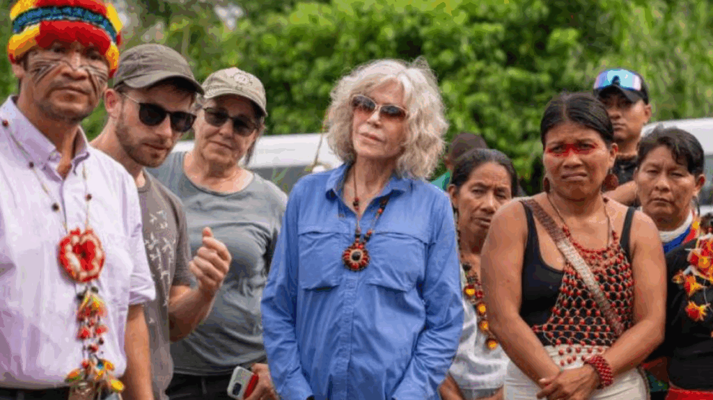 Jane Fonda visita la Amazonía ecuatoriana para constatar daños de la explotación petrolera