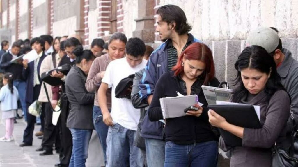 La tasa de desempleo bajó ligeramente, pero el empleo adecuado e informal siguen estancados.