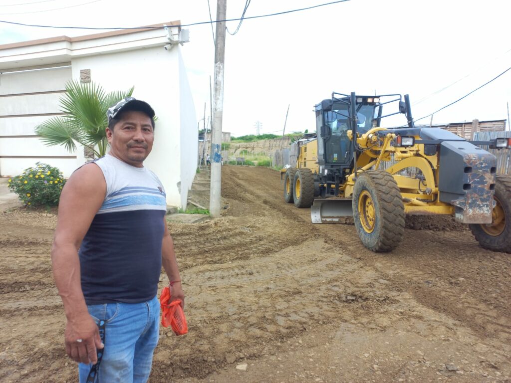 José Felipe Pinto observa cómo mejoran las calles en su barrio Bellavista 2.