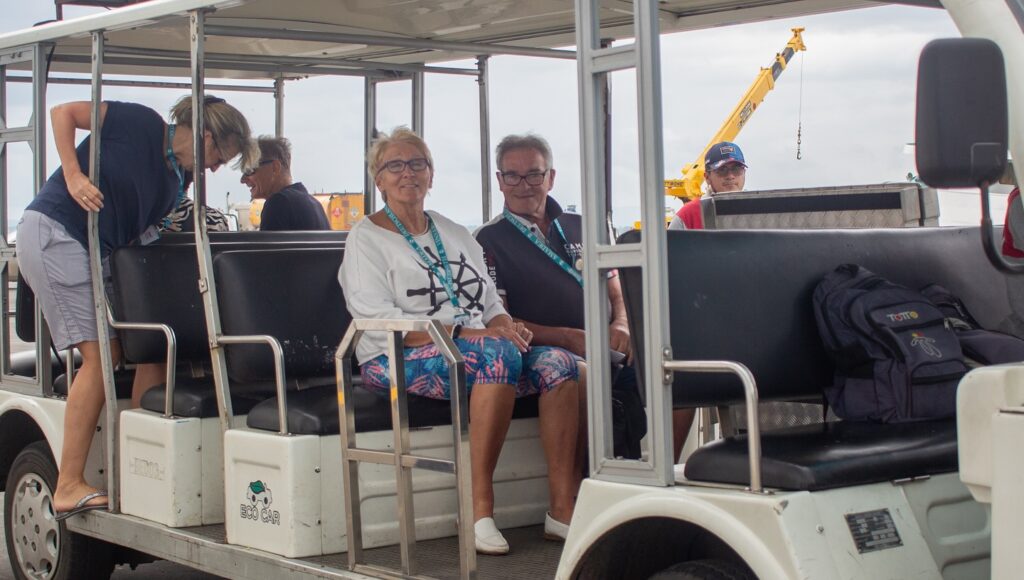 Un grupo de turistas mientras se trasladas dentro del Puerto de Manta hacia la Terminal de Cruceros.