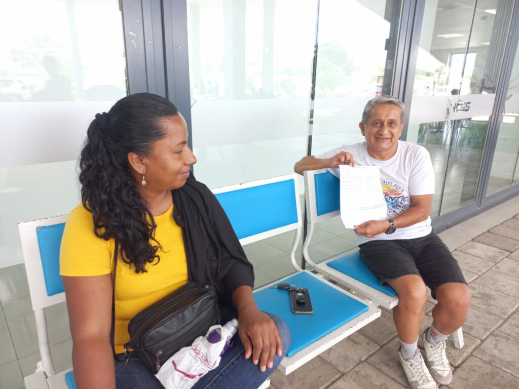 Iván Flores, afiliado al seguro social, mientras cuenta su experiencia sobre las veces que ha ido al IESS para realizarse exámenes.