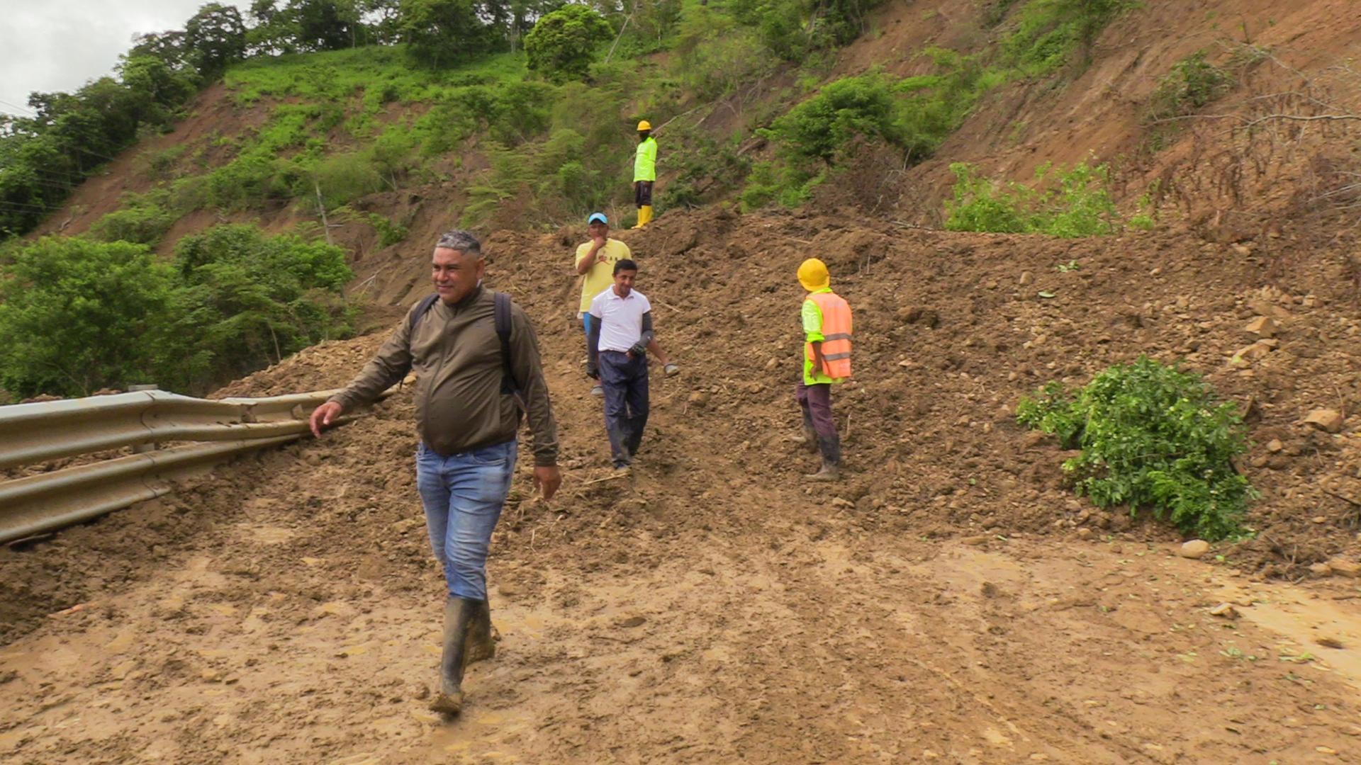Los deslaves en el cerro de Junín continúan y mantienen cerrada la vía que conecta con Portoviejo