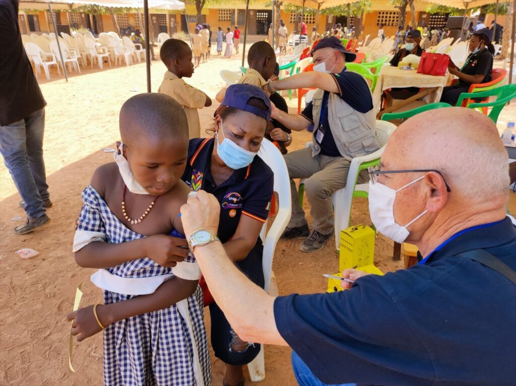 Médicos Sin Fronteras alerta sobre impacto mortal en niños por recortes de EE.UU. a plan de vacunación mundial