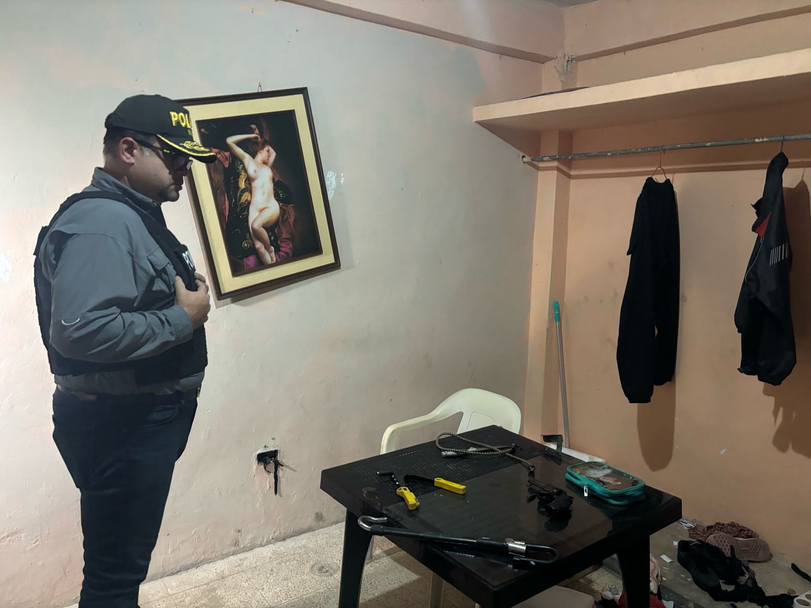 Ministro del Interior advierte a operadoras de telecomunicaciones sobre señal en cárceles de Ecuador